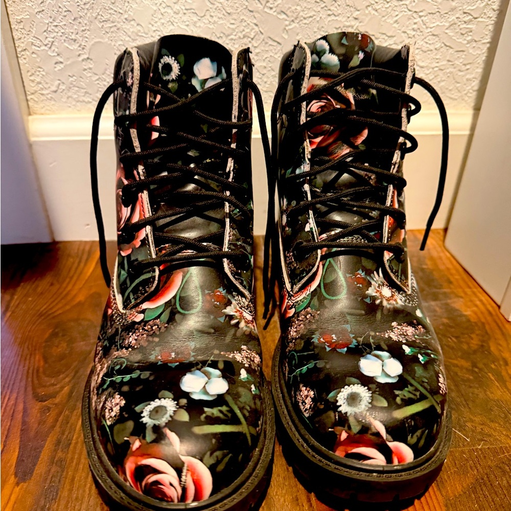 Timberland Women's Heritage Waterproof Boots 'Black Floral' size 7.5 38.5